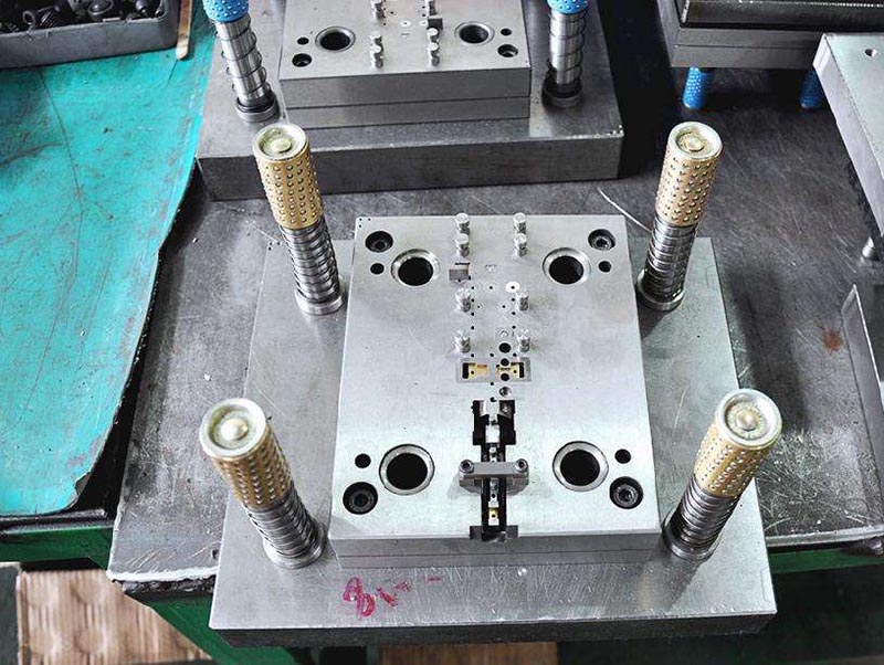 威宁模具制造-01